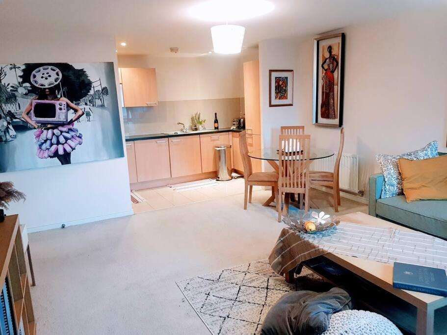 Central Spacious And Secure With A Double Bed إدجوير المظهر الخارجي الصورة