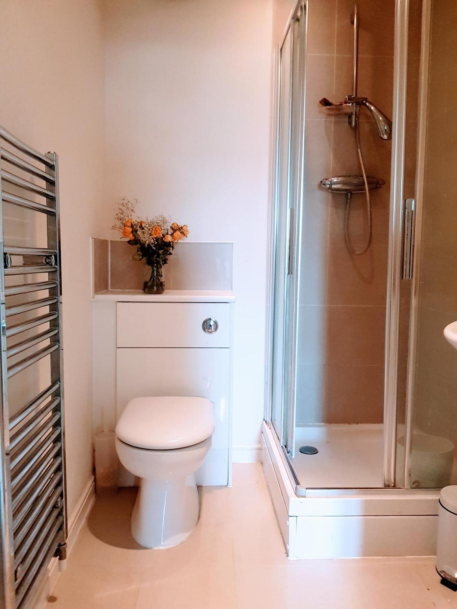 Central Spacious And Secure With A Double Bed إدجوير الغرفة الصورة